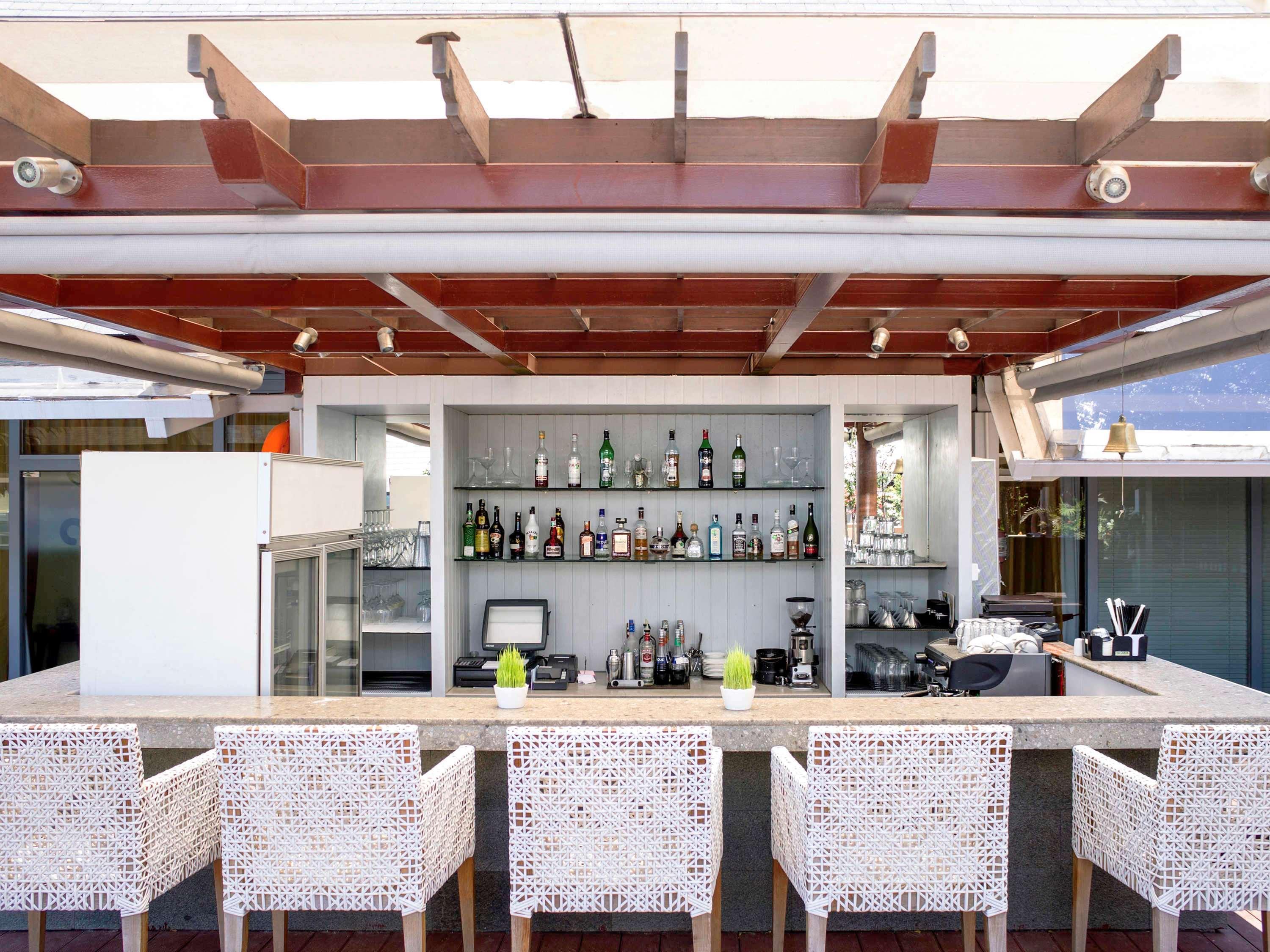 The Kuta Beach Heritage Hotel - Managed By Accor Kuta Lombok Exterior foto The bar at the Sky Bar