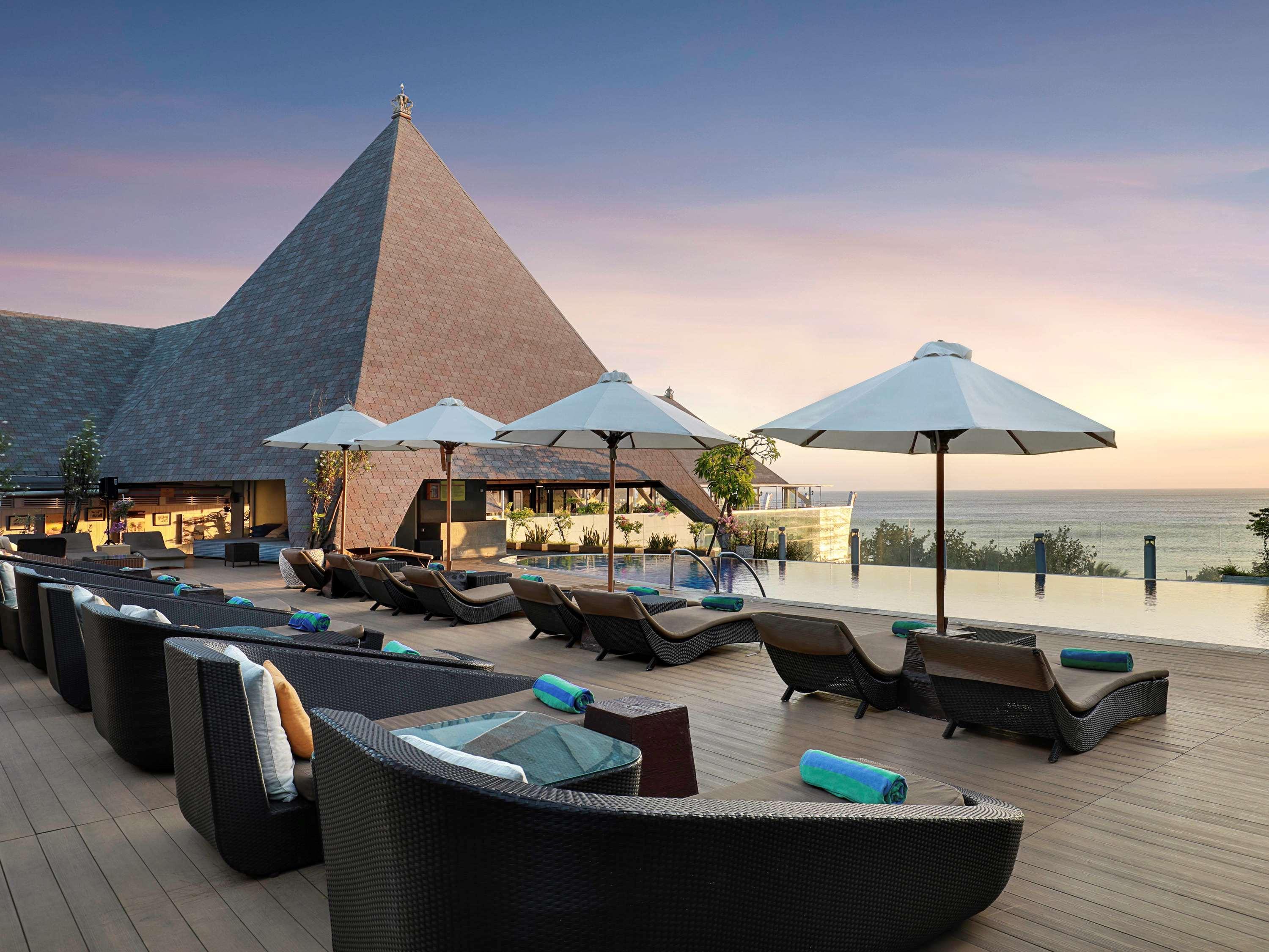 The Kuta Beach Heritage Hotel - Managed By Accor Kuta Lombok Exterior foto The rooftop bar at the W Retreats & Spa, Phuket