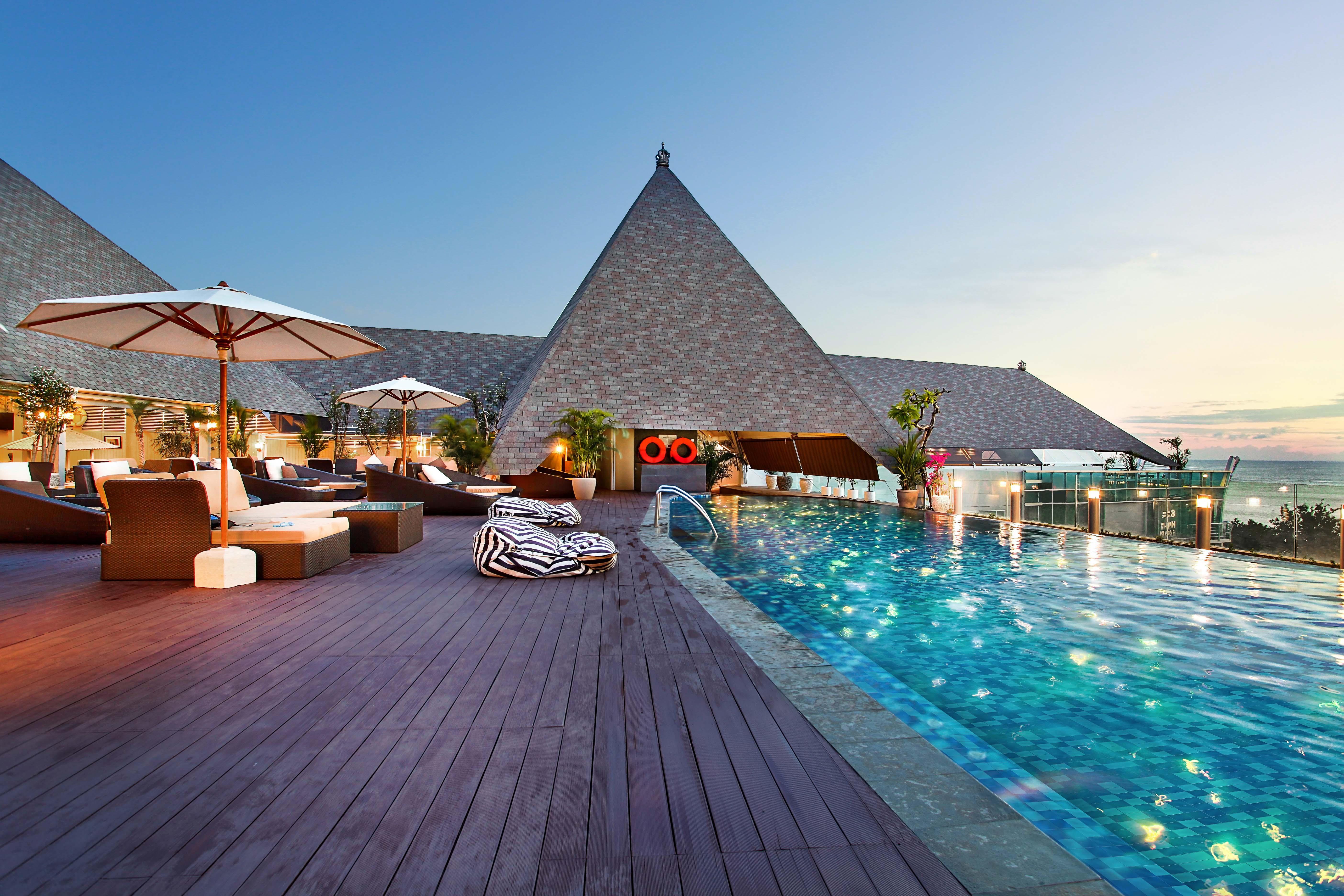 The Kuta Beach Heritage Hotel - Managed By Accor Kuta Lombok Exterior foto The rooftop pool at the hotel