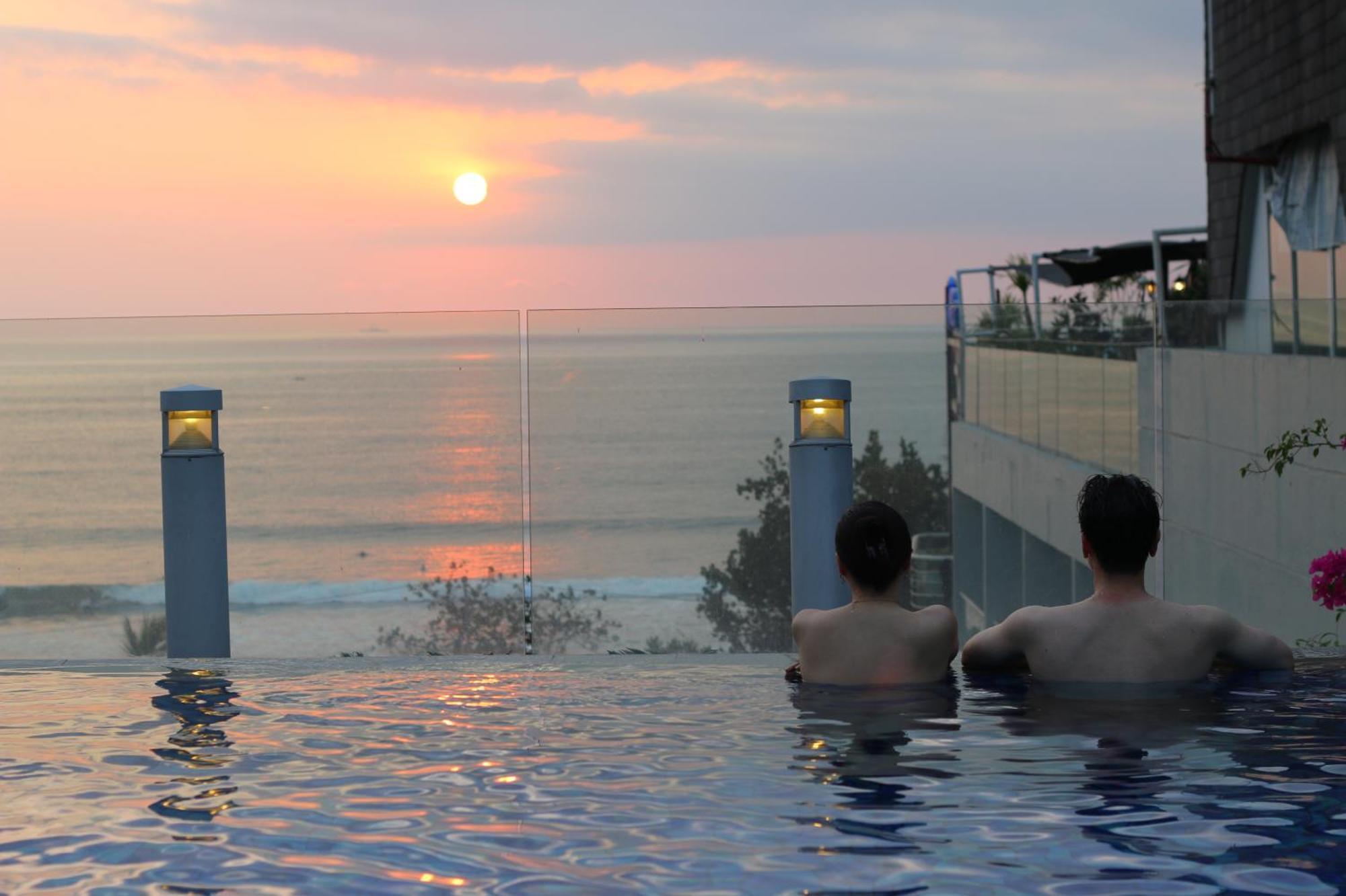 The Kuta Beach Heritage Hotel - Managed By Accor Kuta Lombok Exterior foto Infinity pool at the Royal Beach Palace, Greece