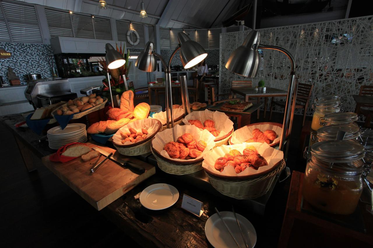The Kuta Beach Heritage Hotel - Managed By Accor Kuta Lombok Exterior foto A chafing dish with food