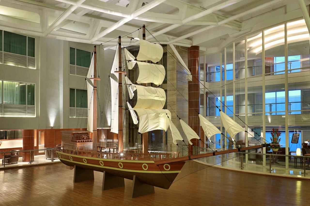 The Kuta Beach Heritage Hotel - Managed By Accor Kuta Lombok Exterior foto The ship in the lobby of the hotel