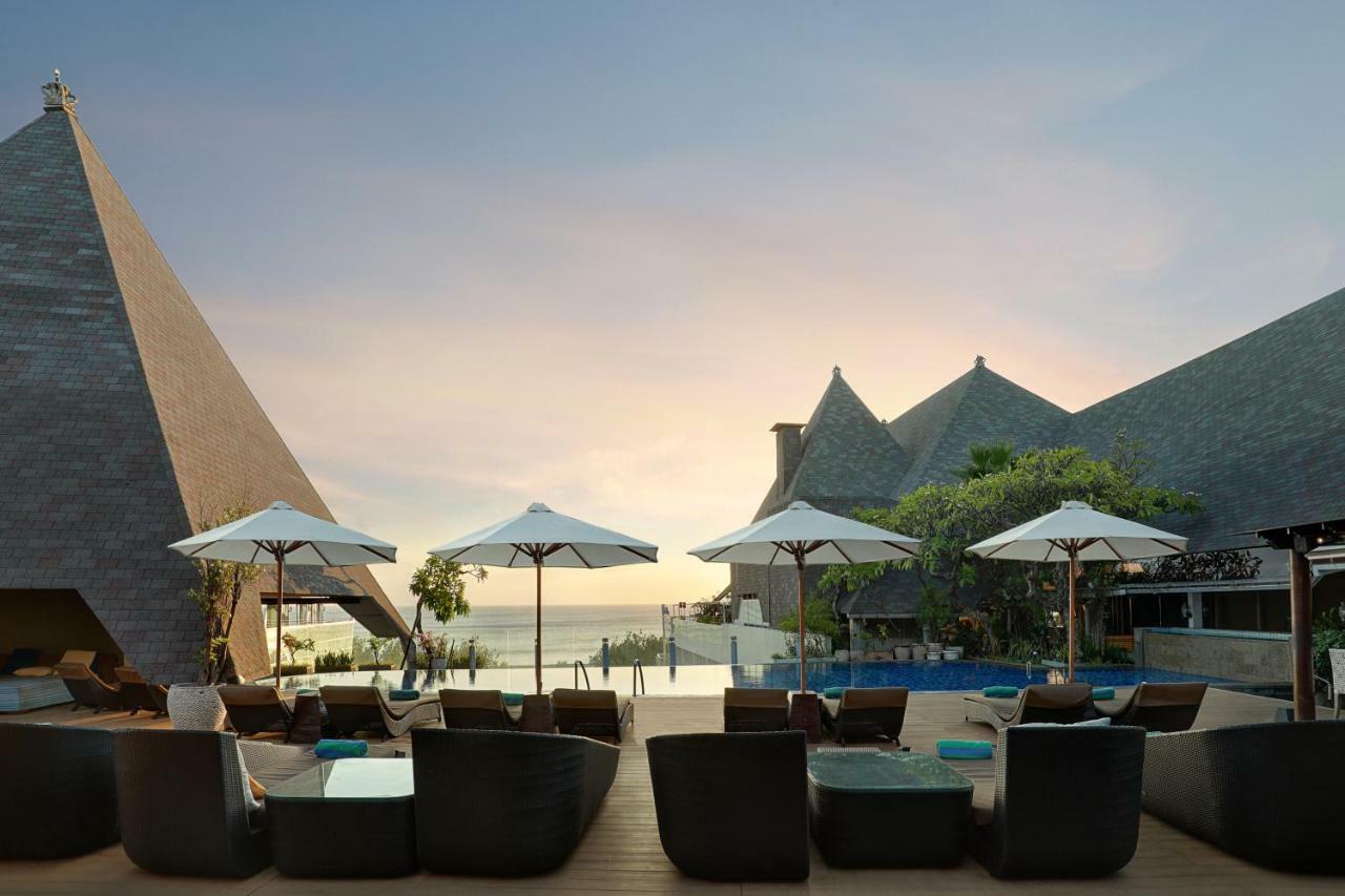 The Kuta Beach Heritage Hotel - Managed By Accor Kuta Lombok Exterior foto The resort's pool